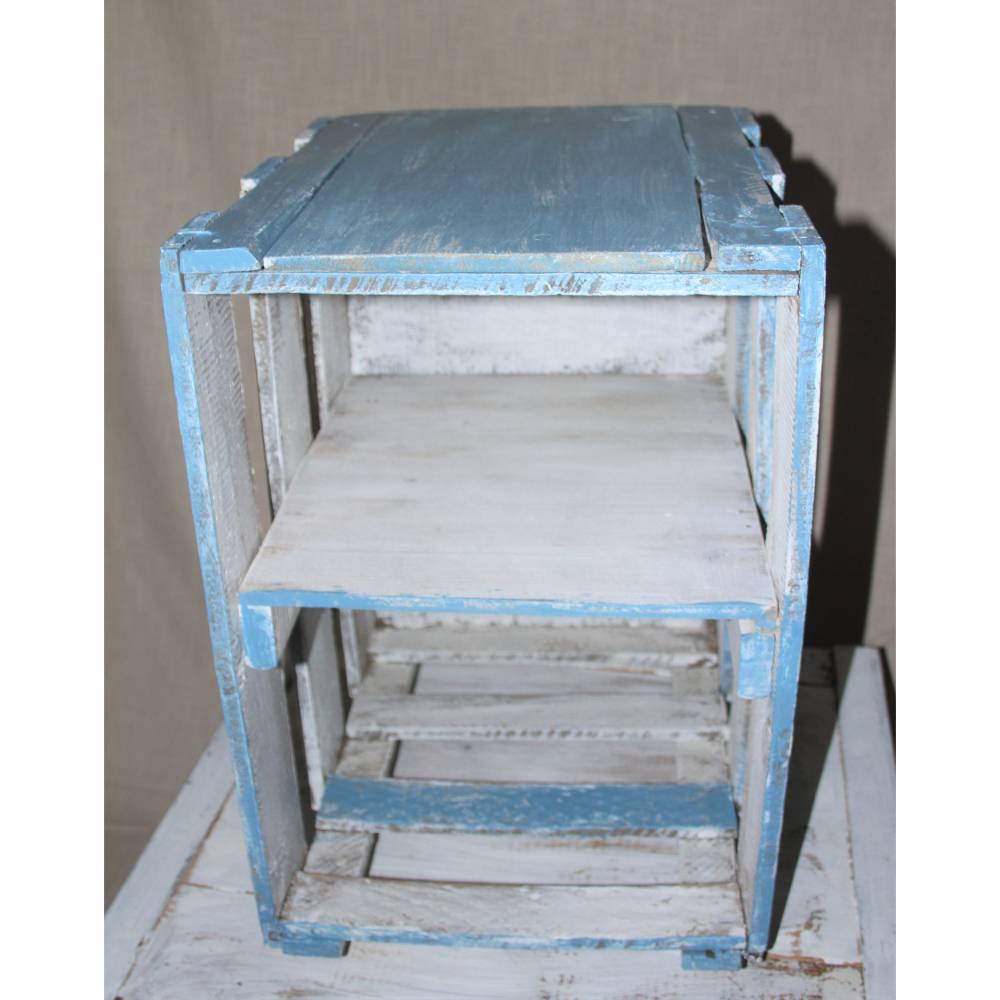 Nachttisch mit Rollen aus alter Weinkiste Shabby-Chic