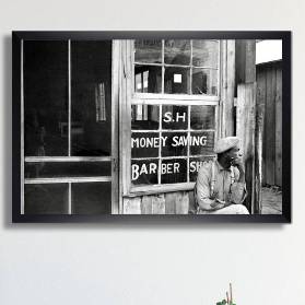 Old Barber Shop 1935 -  Kunstdruck gerahmt 63 x 43 cm -  Historische schwarz weiß Fotografie Wandbild - Vintage Art - Fineartprint