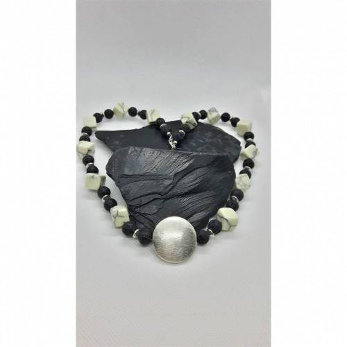 Edelstein-Collier aus Magnesit-Würfeln mit Lavaperlen und versilberten Linsen