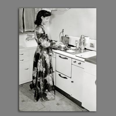 Snack at Night, schwarz weiß Fotografie Poster Kunst Druck Vintage Art Junge Frau Küchenbild Wanddeko Wohndeko