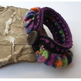 Häkelarmband, extravagantes und auffälliges Textilarmband
