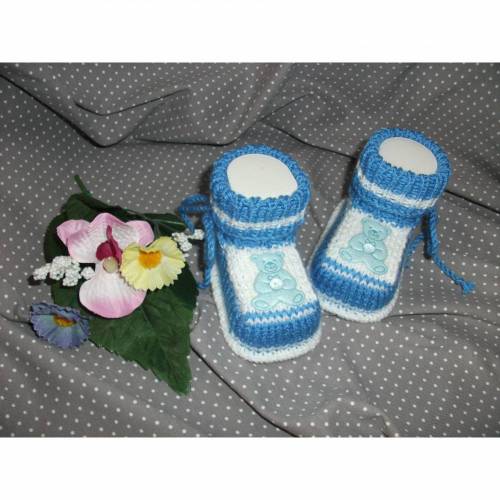 Babyschuhe gestrickt *Bärchen-1*– Babyschühchen Bärchen-1 in Blau & Weiß – Handgemachte Babygeschenke