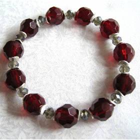 Armband elastisch Glasschliffperlen dunkelrot