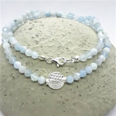 Zierliche Aquamarinkette mit gepunkteter Silberlinse
