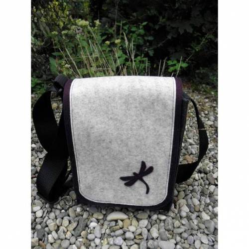 Die Tasche mit der Wechselklappe, anthrazit, bordeaux und hell meliert, Libelle, aus Wollfilz, Umhängetasche, wandelbar, hochformat, handgemacht von Dieda! kaufen