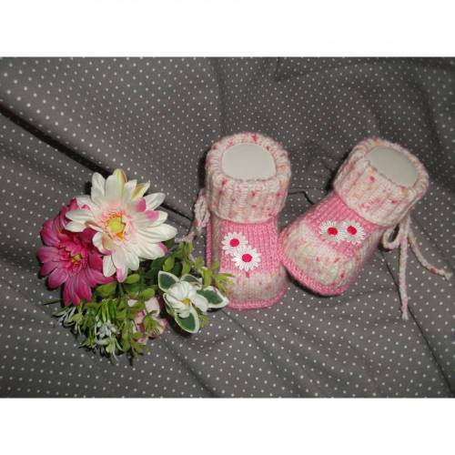 Handgestrickte Babyschuhe * Ringelblume* Rosa mit Blüten – Einzigartige Babyschühchen Geschenk zur Geburt