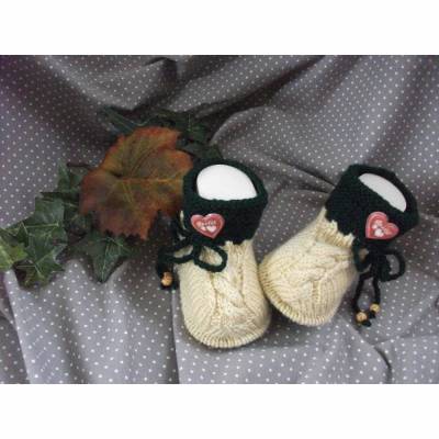 Handgestrickte Babyschuhe *Oktoberfest* Trachtenstil – Babyschühchen mit Herz & Zopf, Geschenk zur Taufe