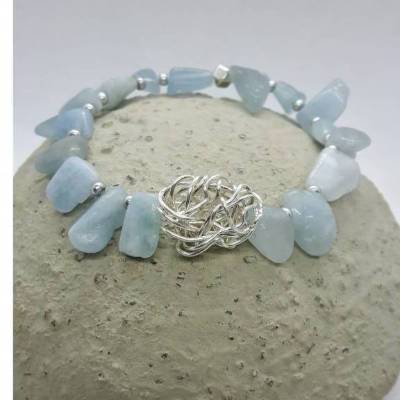Edelsteinarmband mit Aquamarinperlen und handgewickelter Silberdrahtperle