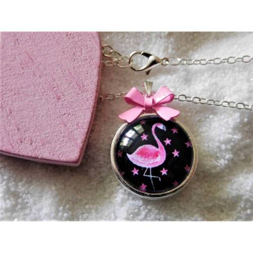 Versilberte Halskette mit Flamingo Cabochon Anhänger und rosa Schleife