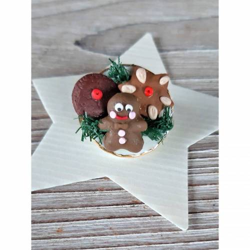 weihnachtliche Brosche Teller mit Lebkuchen handmodelliert aus Fimo Polymer clay