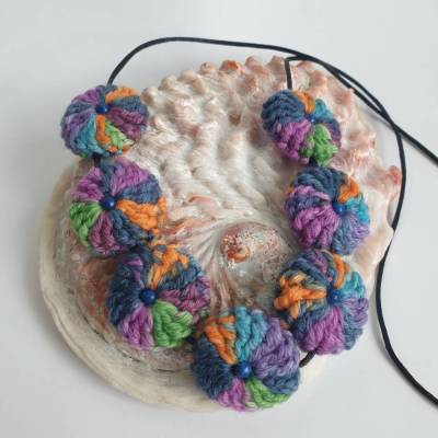 Textilschmuck, Häkelkette mit Häkelbuttons
