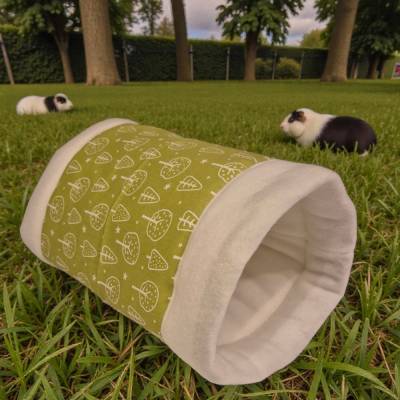 Grüne Kuschelrolle für Meerschweinchen mit Baum Motiven