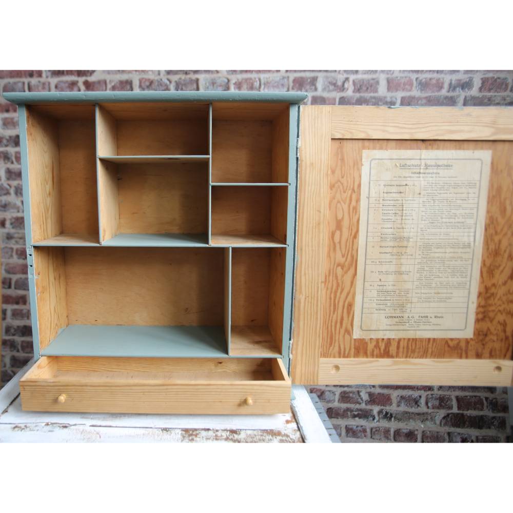 kleiner grüner Wandschrank Luftschutz Hausapotheke
