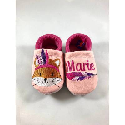 Lederpuschen, Krabbelpuschen, Krabbelschuhe in rosa / pink mit Boho-Fuchs und Namen mit Feder