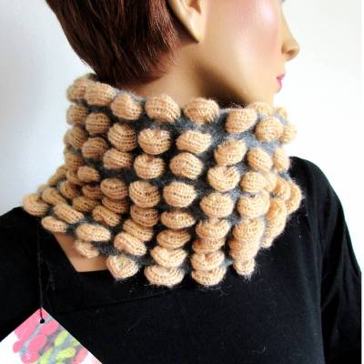 Gestrickter Loop Schal camel grau, Damen Kurzschal aus Mohair, gemusterter Schlupfschal, weicher Halswärmer, Avantgarde
