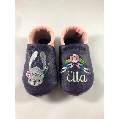 Lederpuschen, Krabbelpuschen, Krabbelschuhe lila / rosa mit Boho-Hasen und Feder, mit Namen, personalisiert