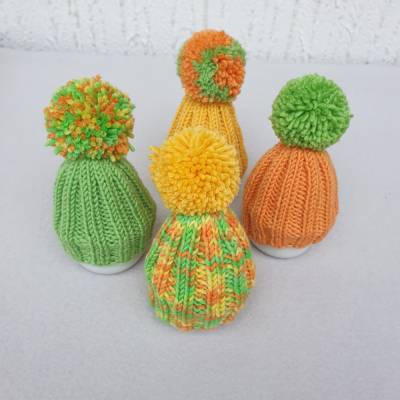 Gestrickte kleine Bommelmützen als Eierwärmer  Set aus 4 Stück  Gelb Grün Orange Frühling Ostern
