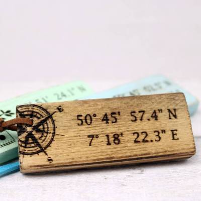 Vintage Schlüsselanhänger mit Koordinaten Holz Geschenk für Sie Personalisiert Altholz Martitim Gravur Weihnachten Einzu