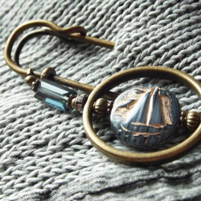 Tuchnadel Segelboot, sehr große bronze Kiltnadel mit böhmischen Glasperlen
