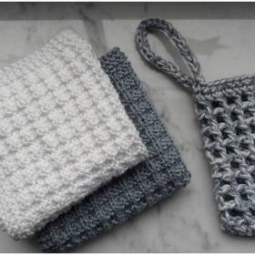 Beauty-Set: Handgestrickte Waschlappen & gehäkeltes Seifensäckchen, Weiß/Dunkelgrau, 100% Baumwolle