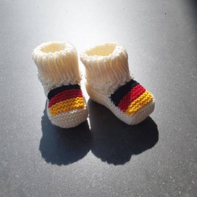 Babystrickschuhe weiß "Weltmeisterschaft" 9,5 cm
