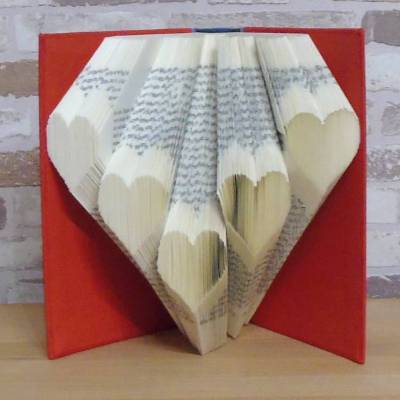 Gefaltetes Buch mit Herzchen – Einzigartige Buchkunst als Geschenk zum Valentinstag oder Muttertag