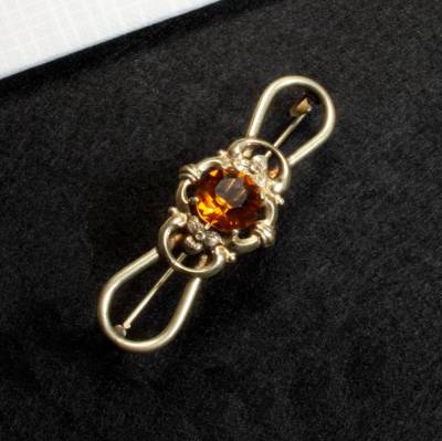 Vintage Brosche im viktorianischen Stil mit bernsteinfarbenen Glasstein 30er bis 50er 