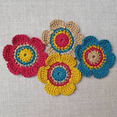 Häkelblumen Set – 4 bunte Blumen Aufnäher, Applikationen aus Baumwolle, Handarbeit, ca. 6 cm, petrol & weinrot