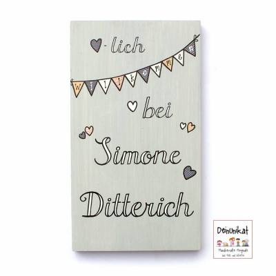 Personalisiertes Türschild aus Holz für Singles – Namensschild, Einzugsgeschenk, handgemacht, wetterfest, individuelles Haustürschild mit Name, originelles Holzschild mit Wimpelkette