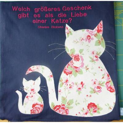 Kissenhülle Katzen-Liebe, bestickt und appliziert mit Katzen und Spruch