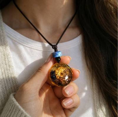 Kette mit Halbedelsteinen & Muschelfossil – Einzigartiges Orgon Schmuckstück mit Messing-Spirale