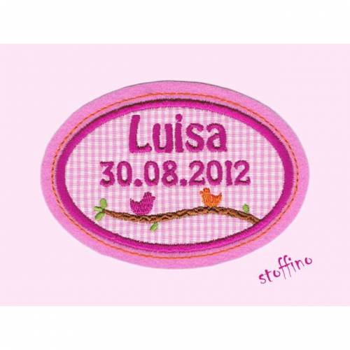 Personalisierte Namensschild Applikation rosa pink – Wunschname & Datum – gestickt, 10,5 x 7 cm, Bügelfolie