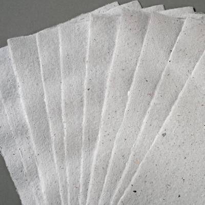 10 Blatt handgeschöpftes Papier, ca. DIN A4, ca. 120 g/qm, Recyclingpapier, Malpapier gesprenkelt