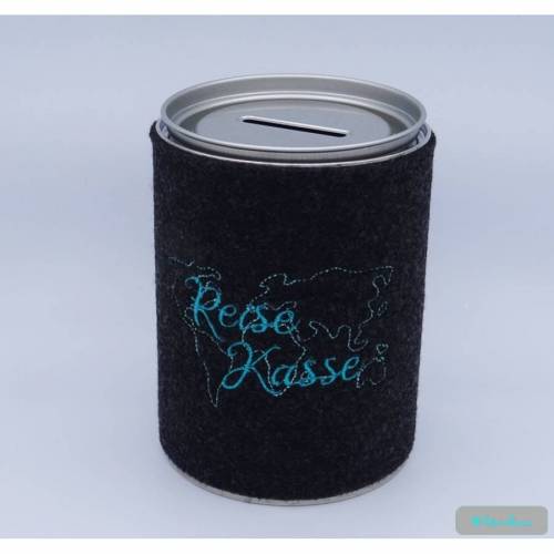 Spardose aus Filz mit Text "Reisekasse" und Motiv bestickt