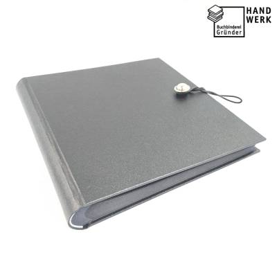 schwarzes Fotoalbum mit silbernem Knopf