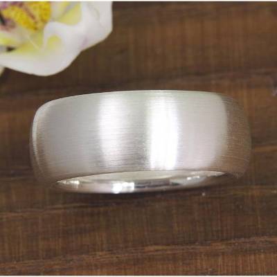 Breiter Ring aus Silber 925/-. strichmatt