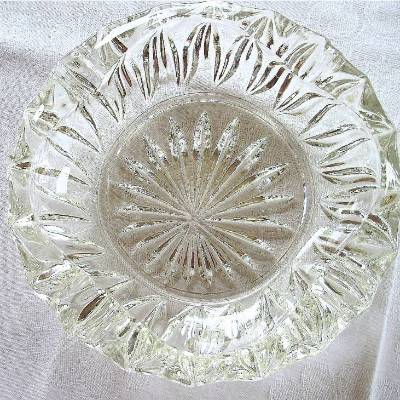 Vintage Aschenbecher aus geschliffenes Glas aus den 60er Jahren