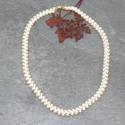 Elegante handgefertigte Glasperlen-Halskette in Cremeweiß und Gold mit Magnetverschluss