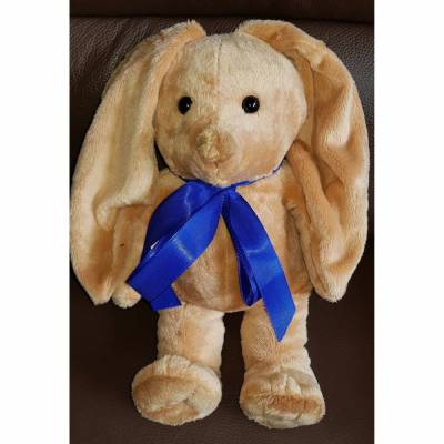 süßer Hase mit bestickten Pfoten