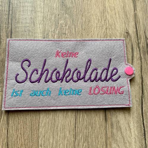 Schokoladenhülle grau mit Bestickung „Keine Schokolade ist auch keine Lösung“