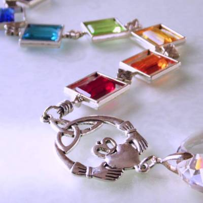 Bunter Sonnenfänger mit Regenbogen Kristall und keltischem Claddagh Symbol SF-S-1