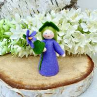 Blumenkind Veilchen, Jahreszeitentisch Frühling, Filzpüppchen