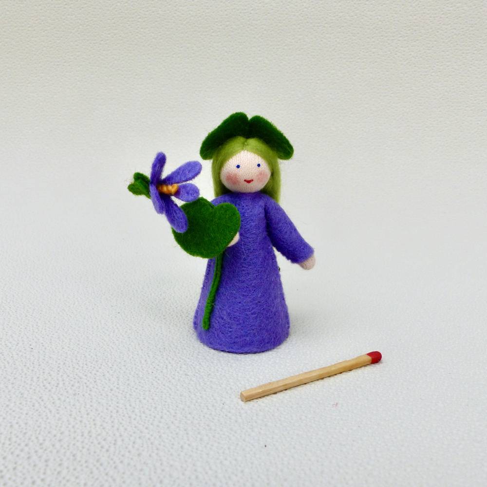 Blumenkind Veilchen, Jahreszeitentisch Frühling, Filzpüppchen Bild 4