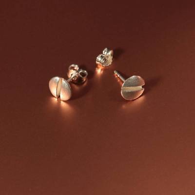 maskulines, zeitloses Ohrschmuck-Paar „Längsschlitz“  Ohrstecker in flacher Linsenkopfform, 925 Silber.