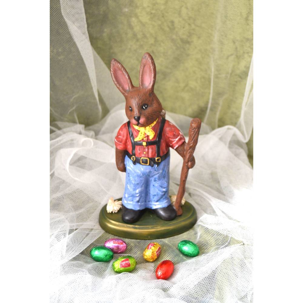 Osterhase mit Korb (Nr. 3) aus Keramik (blau-rot-gelb)