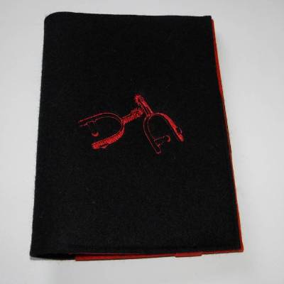 Praktische Equidenpasshülle, Pferdepasshülle, Hülle für den Impfpass, Pferde, Sporen, rot, schwarz, aus Wollfilz, handgemacht von Dieda