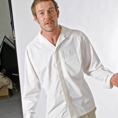 HERREN HEMD mit Reverskragen, Reverstasche und Siebdruck auf Manschette und verdeckten Knöpfen