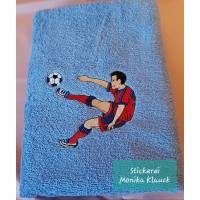 Handtuch hellblau 50x100 mit Fußballspieler & Wunschname – personalisiertes Geschenk von VOSSEN