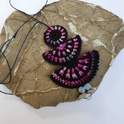 Außergewöhnlicher  und einzigartiger Textilschmuck, Häkelkette