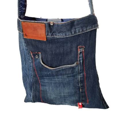 Jeans-Upcycling Stofftasche – Handgemachte Jeanstasche mit breitem Trageriemen, Unikat aus Marken-Jeans